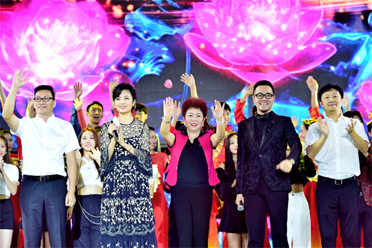 &quot;红旗飘飘&quot;红旗连锁群星演唱会-群星演出运动策划公司_演唱会运动策划公司_平博文化撒播集团