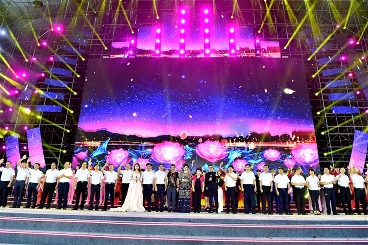 &quot;红旗飘飘&quot;红旗连锁群星演唱会-群星演出运动策划公司_演唱会运动策划公司_平博文化撒播集团